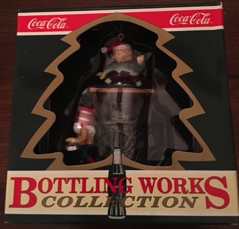 45196-1 € 10,00 coca cola ornament 2x kaboute r bij glas.jpeg